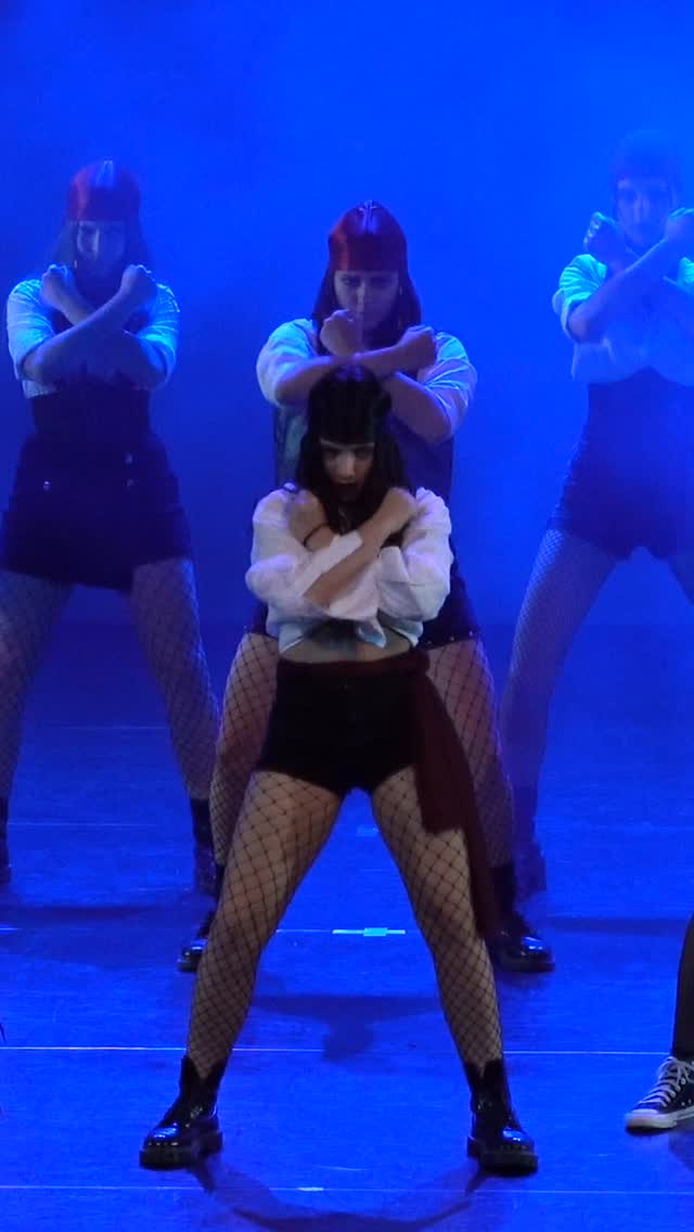 Ispirato a grandi classici del cinema, tra pirati e maghi, hip hop, salsa e pole dance, lo #spettacolo di fine anno di @4fusiondanceschool 2024 ha animato il Teatro Zandonai di #rovereto. ๐บ๐ป
Stasera, il nuovo spettacolo ci farร  viaggiare nel tempo, rigorosamente a passo di #danza โณ
Alle 20.30, Teatro Zandonai!